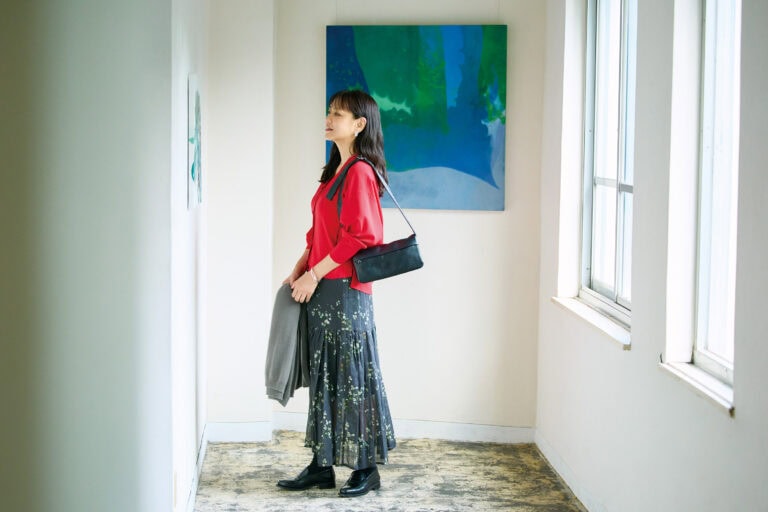 靴下¥770／靴下屋（タビオ）、ストール¥63,800／アソース メレ（アイネックス）、ネックレス¥50,160、ピアス¥22,660／ともにバルブス、バングル¥12,760／ピルグリム（ともにズットホリック）