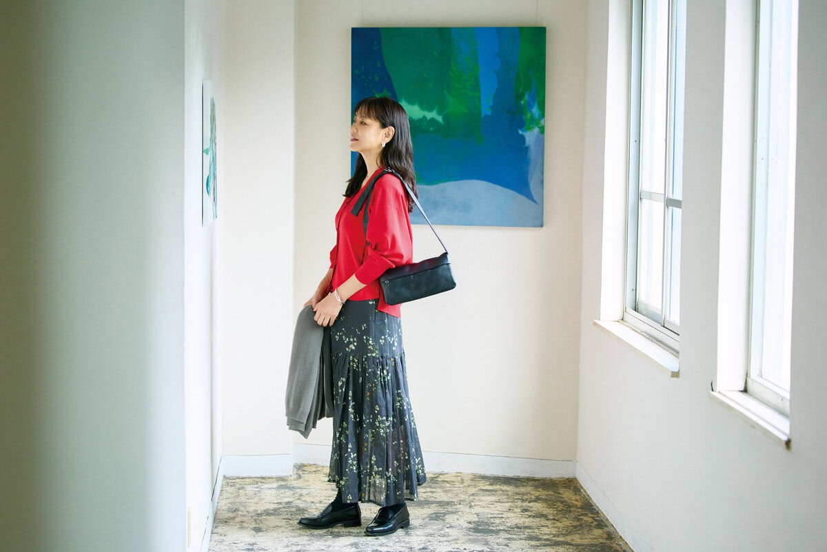 靴下¥770／靴下屋（タビオ）、ストール¥63,800／アソース メレ（アイネックス）、ネックレス¥50,160、ピアス¥22,660／ともにバルブス、バングル¥12,760／ピルグリム（ともにズットホリック）