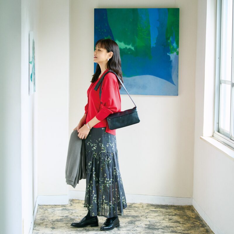 【60代ファッション】赤色のカーディガンで「華やぎコーデ」！展覧会でアートの刺激を受ける日　素敵な宝島田家物語24日目【60代秋の着まわし30days Day24】