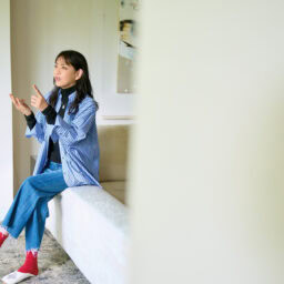 靴下¥1,100／タビオ、ネックレス¥32,560／バルブス（ズットホリック）