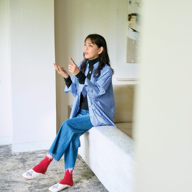 【60代ファッション】リラックスタイムはデニムで。ストライプシャツとの相性抜群! 素敵な宝島田家物語28日目【60代秋の着まわし30daysDay28】