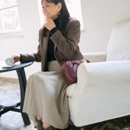 スカーフ¥22,000／マニプリ、ピアス¥34,650／インツー・デザイン（ズットホリック）