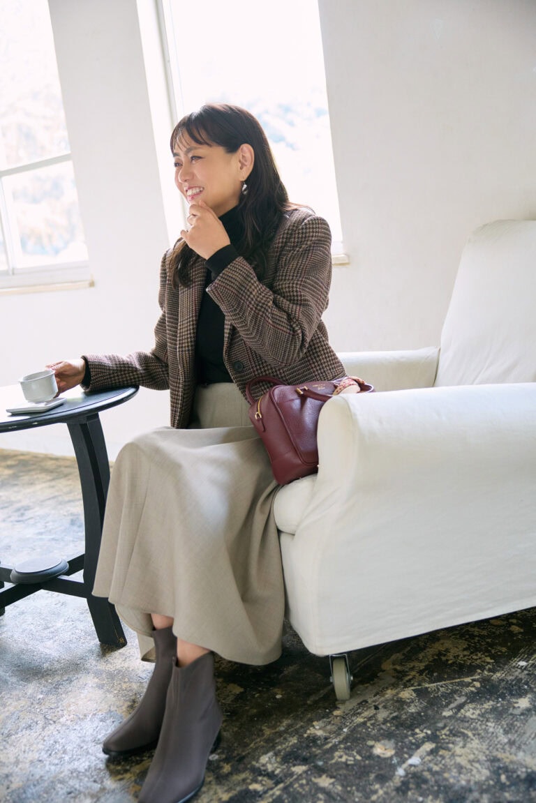 スカーフ¥22,000/マニプリ、ピアス¥34,650/インツー・デザイン(ズットホリック)