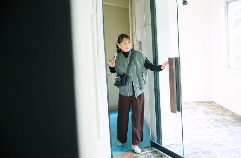 トートバッグ¥5,390/エル・エル・ビーン(エル・エル・ビーン カスタマーサービスセンター)、ピアス¥23,540/バルブス(ズットホリック)