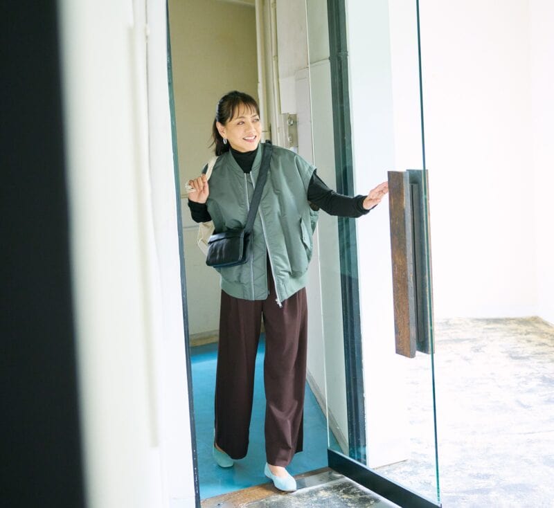 【60代ファッション】「ニット×イージーパンツ」で軽やかに！キックボクシングに行く日のカジュアルコーデ　 素敵な宝島田家物語10日目【60代秋の着まわし30days Day10】