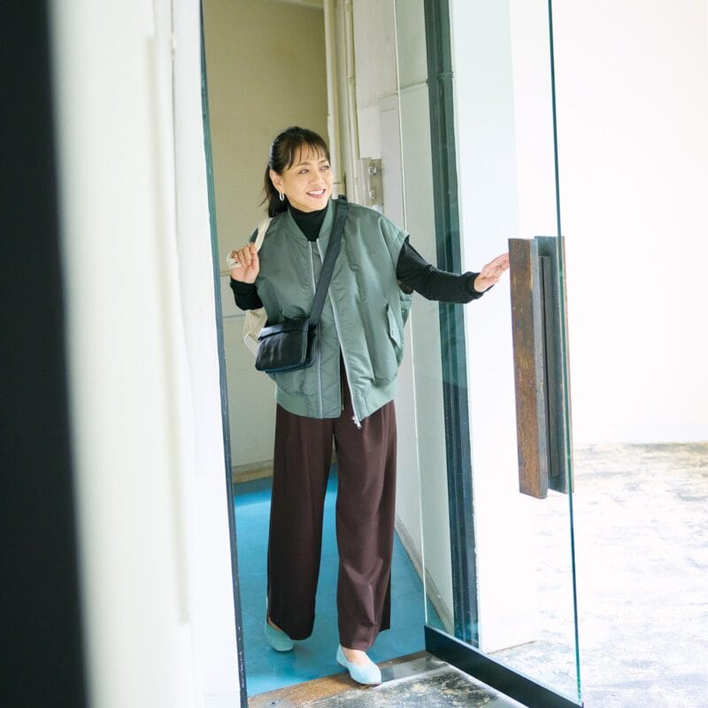 【60代ファッション】「ニット×イージーパンツ」で軽やかに！キックボクシングに行く日のカジュアルコーデ　 素敵な宝島田家物語10日目【60代秋の着まわし30days Day9】