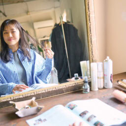 鮮やかなブルーのストライプシャツは顔の印象が明るく見えて、初対面の美容師さんからも褒められた！