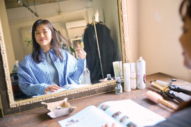 鮮やかなブルーのストライプシャツは顔の印象が明るく見えて、初対面の美容師さんからも褒められた！