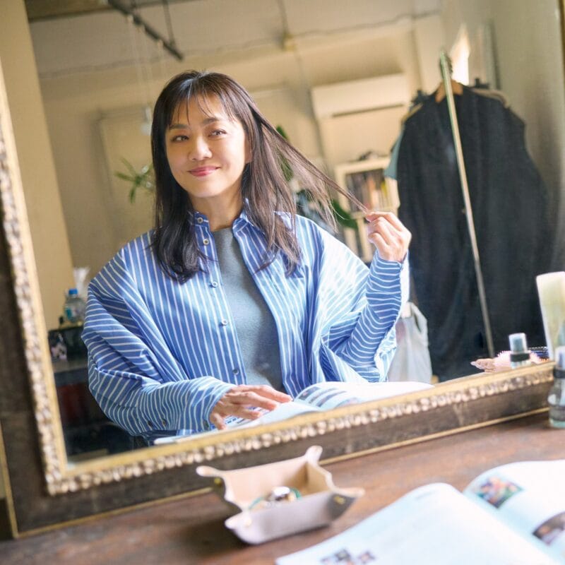 【60代ファッション】顔の印象が明るくなる鮮やかなブルーのストライプシャツで、評判のいい美容院へ。　素敵な宝島田家物語22日目【60代秋の着まわし30days Day22】