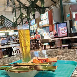 フラトンホテルをチェックアウトしたら、近くにあるホーカーセンター（屋台街）「ラオパサ」でチキンウィングをつまみにビールを1杯。上から見ると建物は演技のいい八角形。