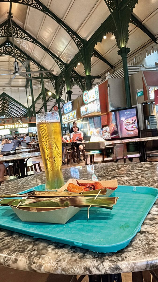 フラトンホテルをチェックアウトしたら、近くにあるホーカーセンター（屋台街）「ラオパサ」でチキンウィングをつまみにビールを1杯。上から見ると建物は演技のいい八角形。