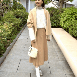 桜井智子さんの膝丈スカートを取り入れたオフィスコーデ③