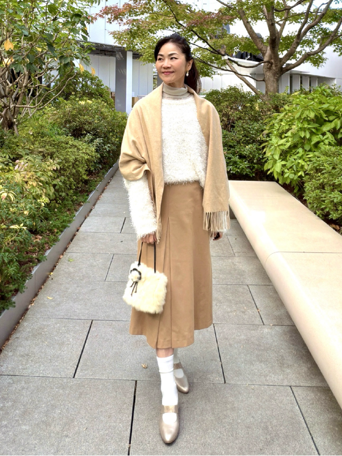 桜井智子さんの膝丈スカートを取り入れたオフィスコーデ③