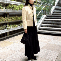 桜井智子さんのマキシ丈リブスカートにジャケットを合わせたスタイル①