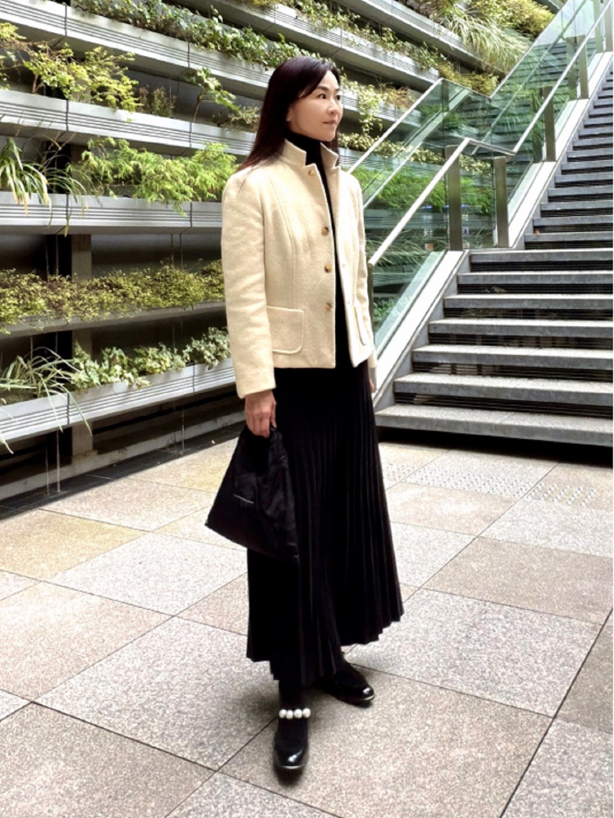 桜井智子さんのマキシ丈リブスカートにジャケットを合わせたスタイル①