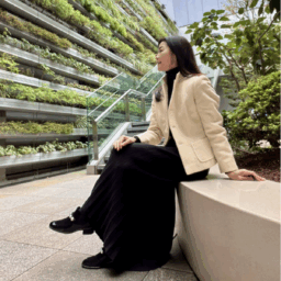 桜井智子さんのマキシ丈のリブスカートにショート丈のジャケットを合わせたスタイル②