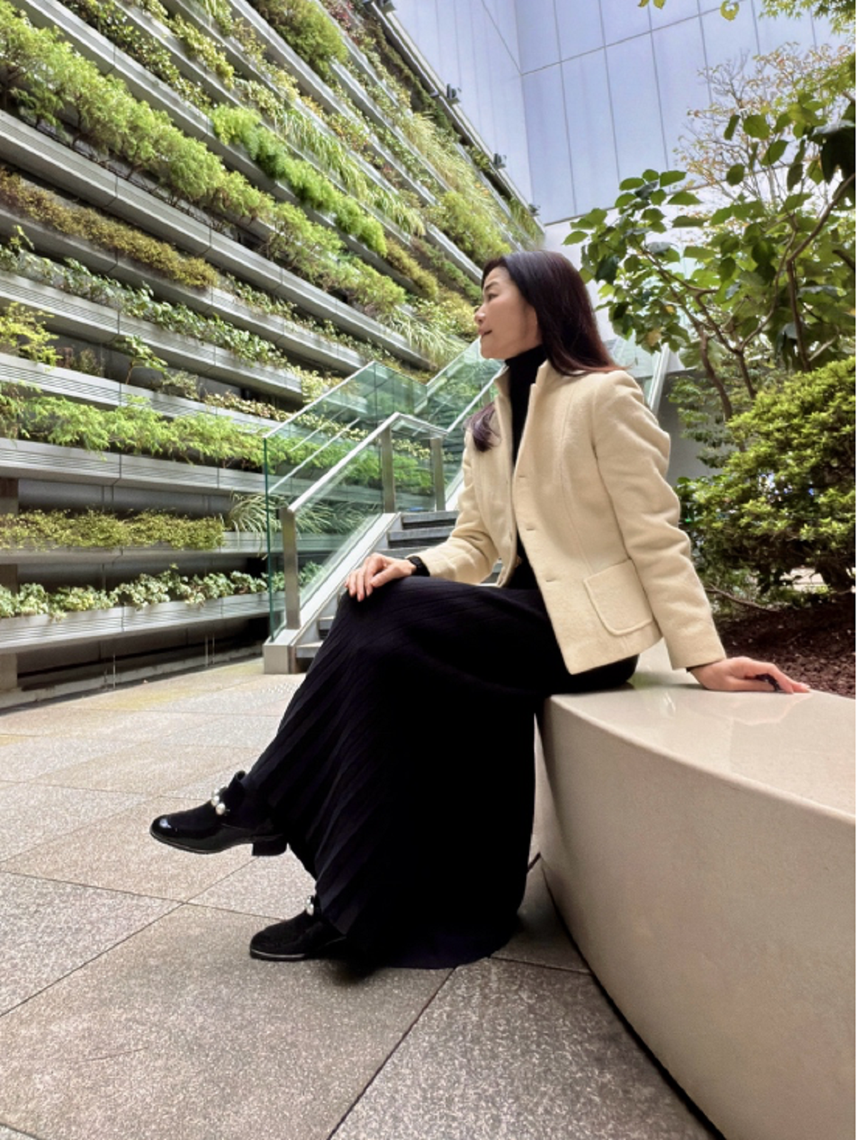 桜井智子さんのマキシ丈のリブスカートにショート丈のジャケットを合わせたスタイル②