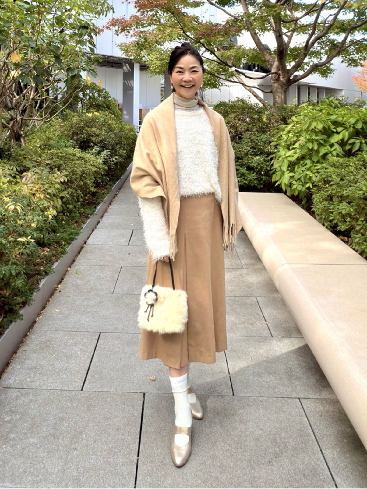 桜井智子さんの膝丈スカートを取り入れたオフィスコーデ①