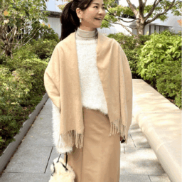 桜井智子さんの膝丈スカートを取り入れたオフィスコーデ②