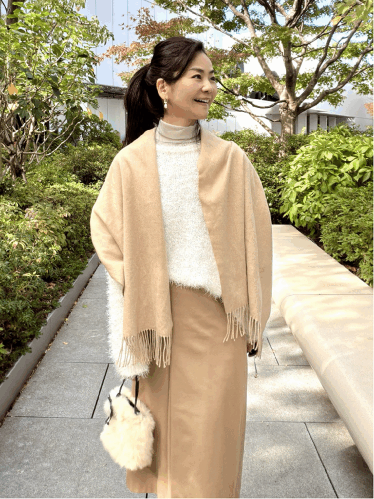 桜井智子さんの膝丈スカートを取り入れたオフィスコーデ②