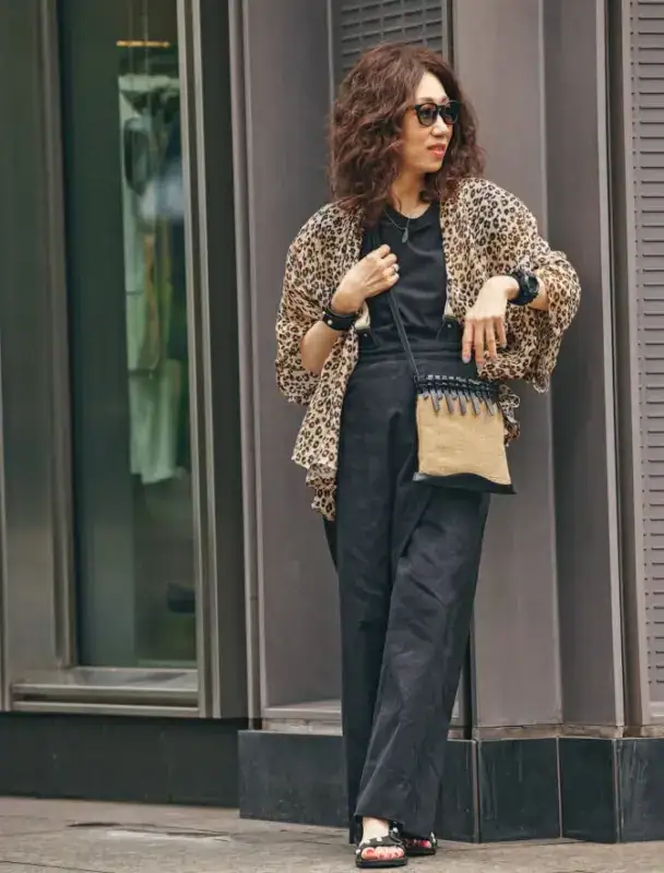 【60代お手本スナップ・東京】秋冬トレンドの「レオパード柄」をかっこよく！クールにまとめた大人のブラックコーデ