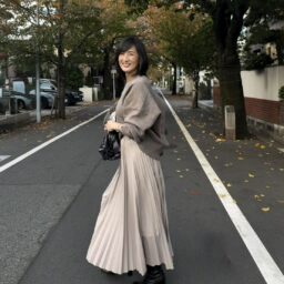 ZARAのニットとプリーツスカートを使った着こなし②