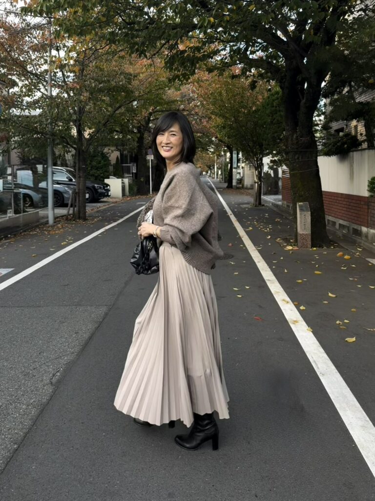 ZARAのニットとプリーツスカートを使った着こなし②