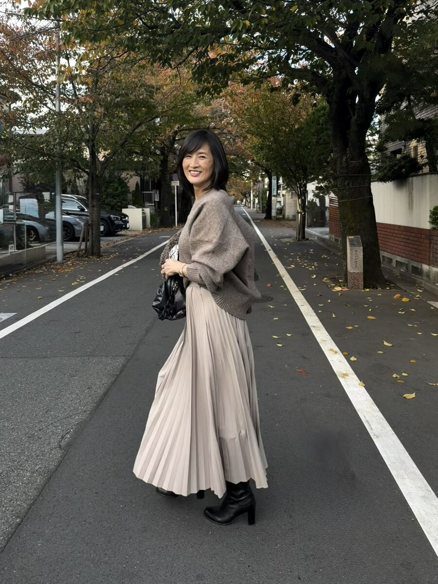 ZARAのニットとプリーツスカートを使った着こなし②