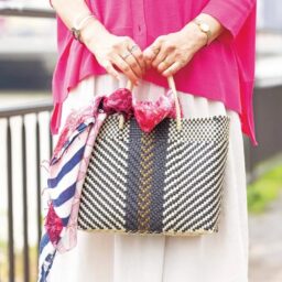 「メルカドバッグに白、スカーフにピンクや赤と小物にも洋服の色を取り入れ、コーディネートがまとまるよう意識しました」