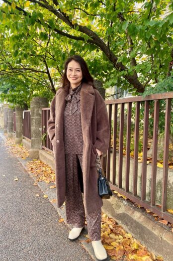 【60代お手本スナップ】柄物やロング丈も軽やかに！大人の上品ブラウンコーディネート