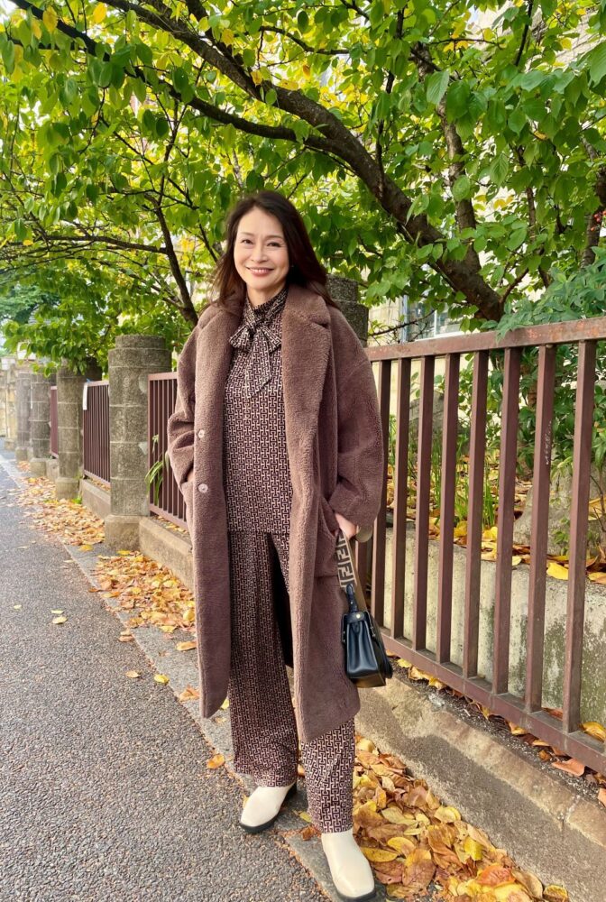 【60代お手本スナップ】柄物やロング丈も軽やかに!大人の上品ブラウンコーディネート