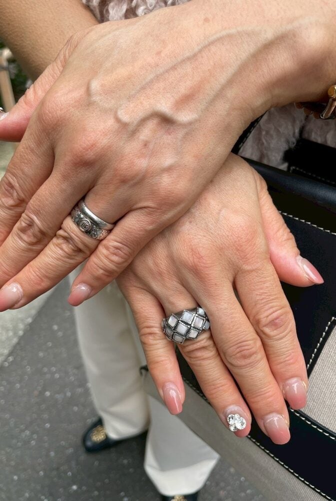 ネイルにもビジューをセット