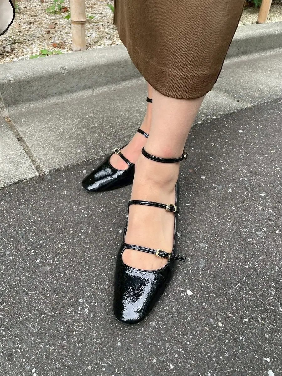 「ブーツはまだ早いと思い、黒のパンプスを選びました。ストラップがあるのですごく歩きやすいんです」