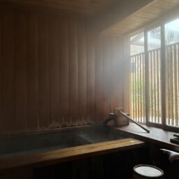 かみのやま温泉『名月荘』の檜風呂