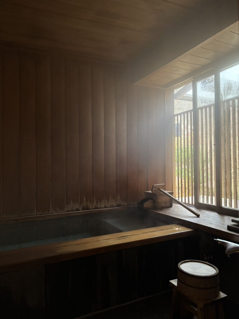 かみのやま温泉『名月荘』の檜風呂