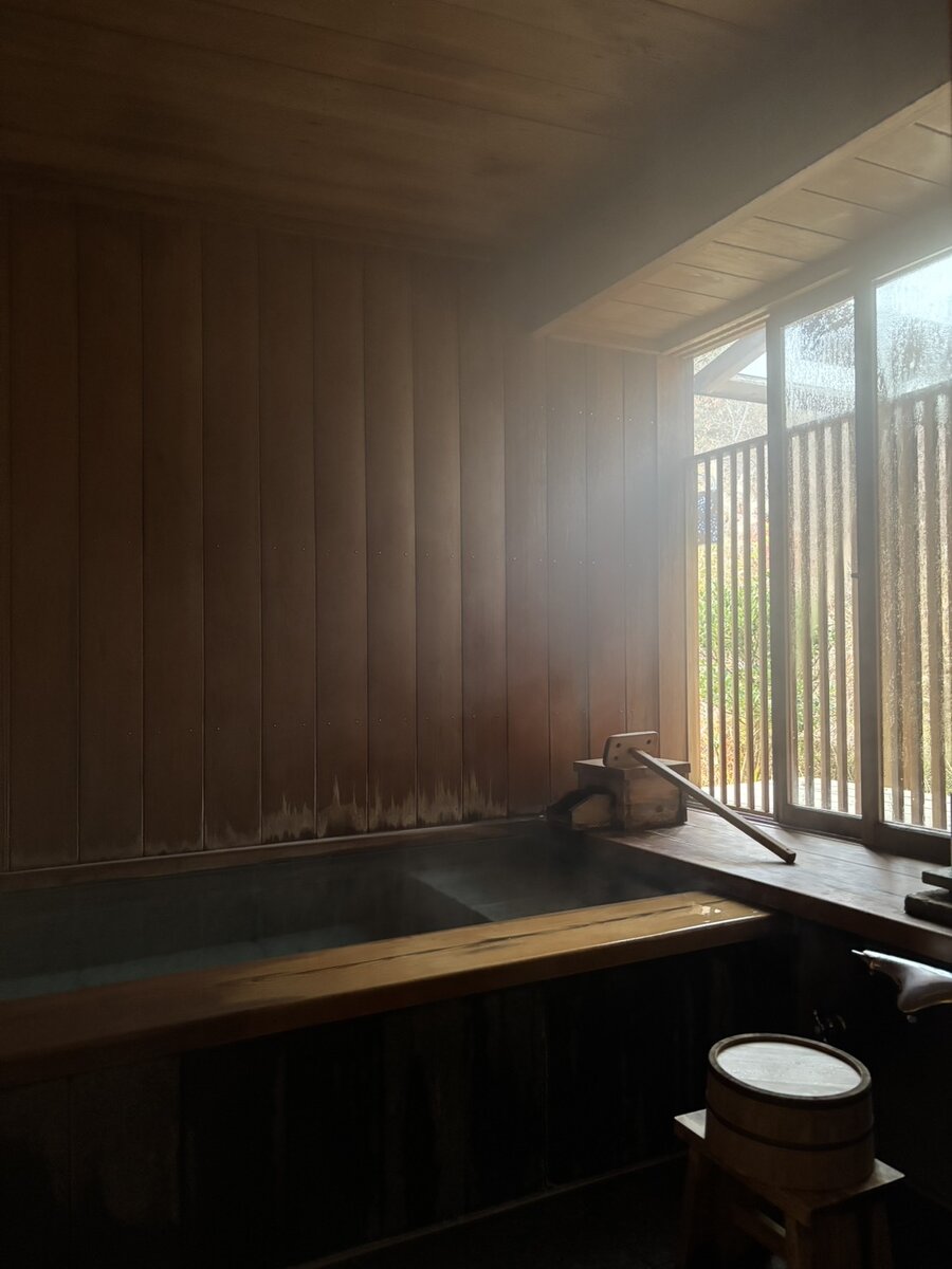 かみのやま温泉『名月荘』の檜風呂