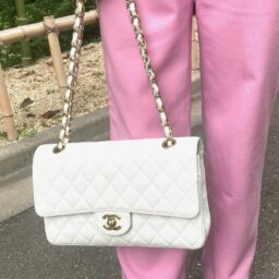 「『CHANEL』のホワイトのマトラッセバッグは、お呼ばれにも活躍してくれます」