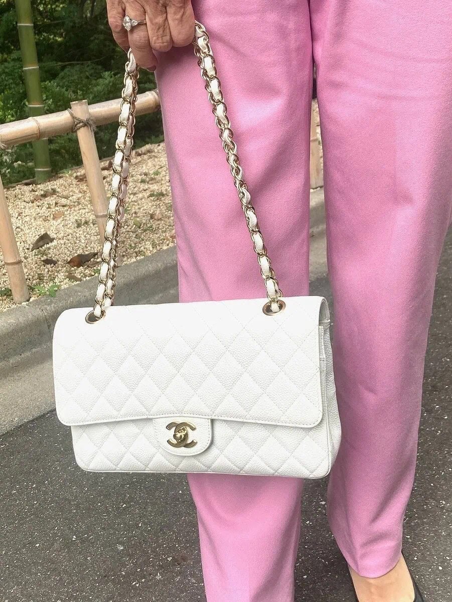 「『CHANEL』のホワイトのマトラッセバッグは、お呼ばれにも活躍してくれます」