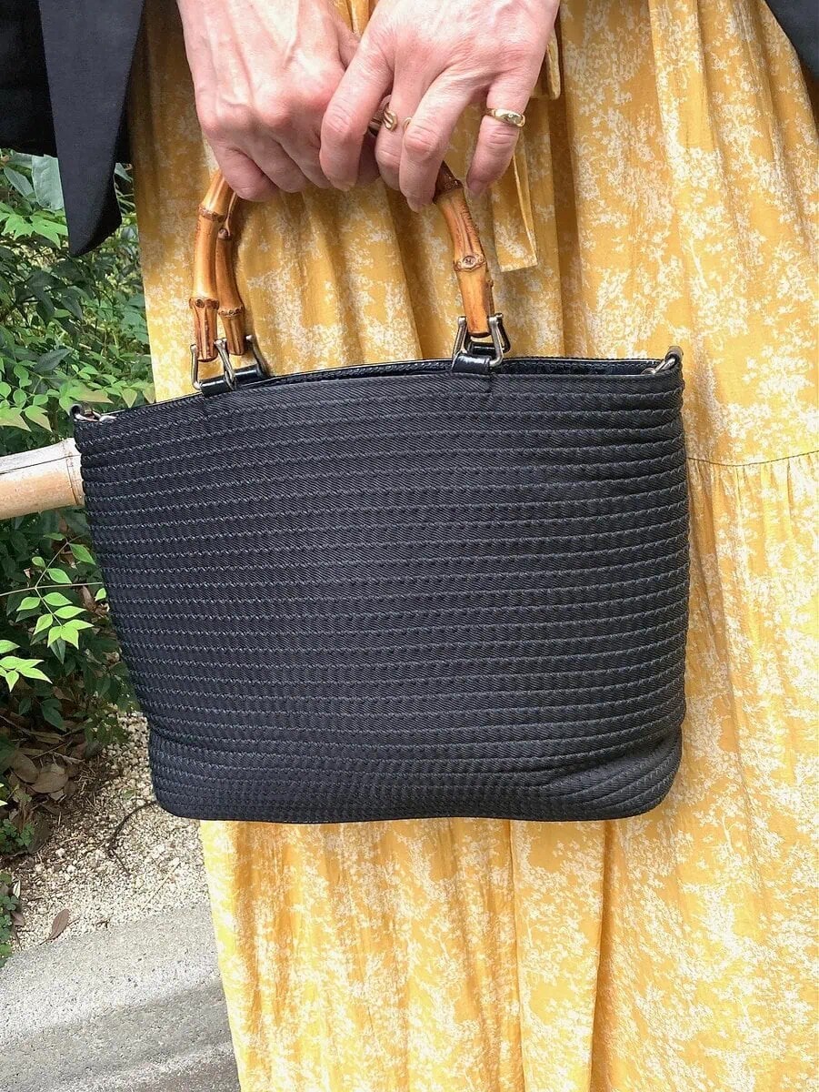 「バッグは『Gucci』の黒いハンドバッグに。ジャケットや靴に合わせた黒と、バンブーがワンピースの色にも馴染んでいいなかなとこちらをチョイス」