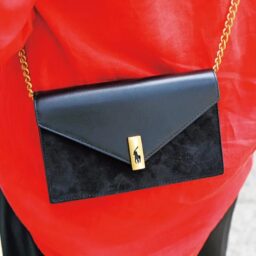 エレガントな「ラルフローレン」のバッグ。「夜のお出かけだけでなく、デニムなどカジュアルにも合わせやすく出番が多いです」