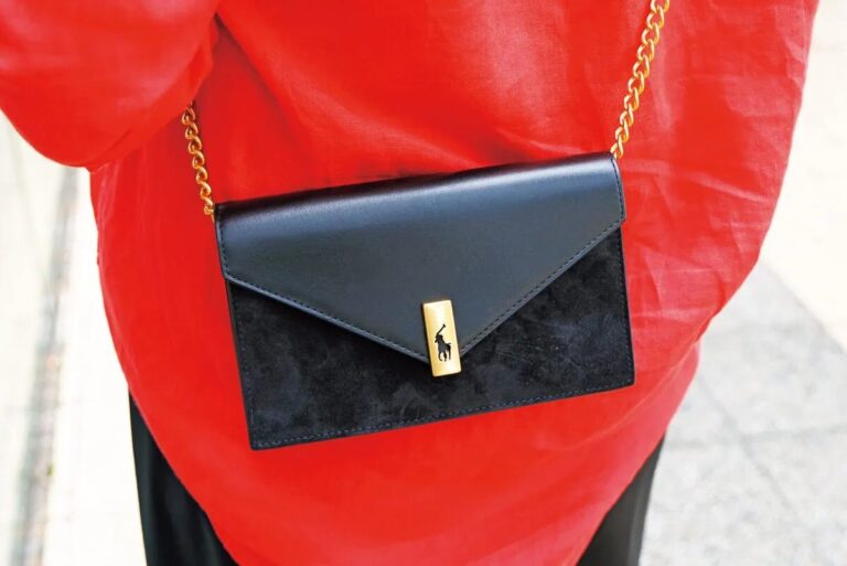 エレガントな「ラルフローレン」のバッグ。「夜のお出かけだけでなく、デニムなどカジュアルにも合わせやすく出番が多いです」