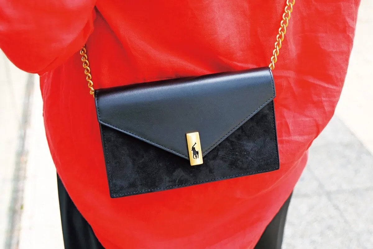 エレガントな「ラルフローレン」のバッグ。「夜のお出かけだけでなく、デニムなどカジュアルにも合わせやすく出番が多いです」