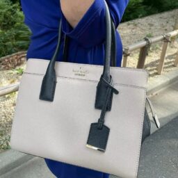 「バッグはあえてベージュとブラックの控えめな色を選び、ワンピースの鮮やかなカラーが引き立つようにしました」