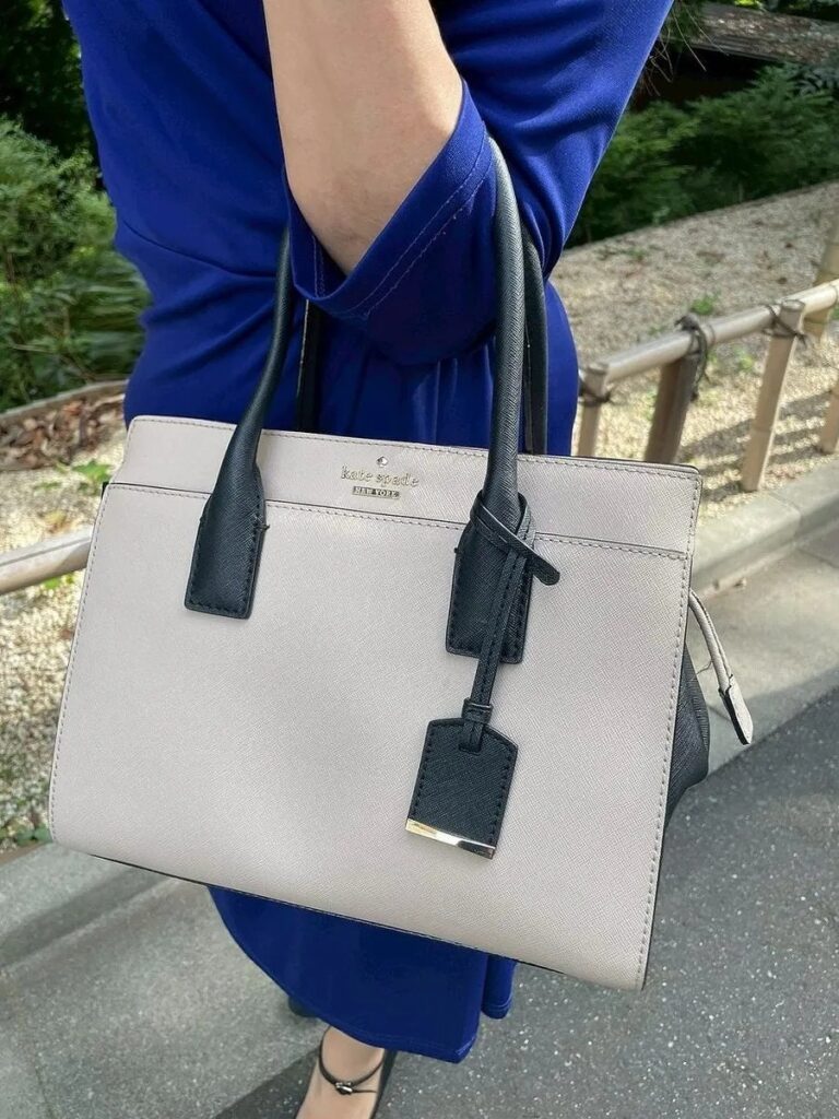 「バッグはあえてベージュとブラックの控えめな色を選び、ワンピースの鮮やかなカラーが引き立つようにしました」