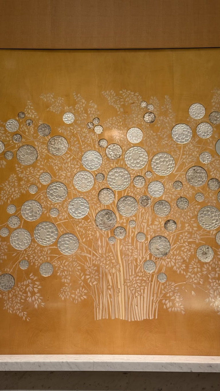 撮影許可の場所：香水瓶・壁面・天井照明（動画は不可です）