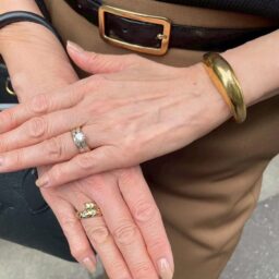 「左手の指輪は地金ゴールドにダイヤの結婚指輪と婚約指輪を重ね付けしてます。右手の『BVLGARI』のリングはゴールドとホワイトゴールドのコンビにしました。バングルとイヤリングもカラーを揃えています」