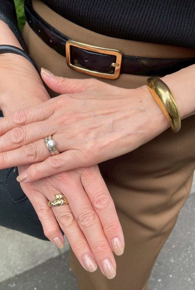 右手はBVLGARIのリング