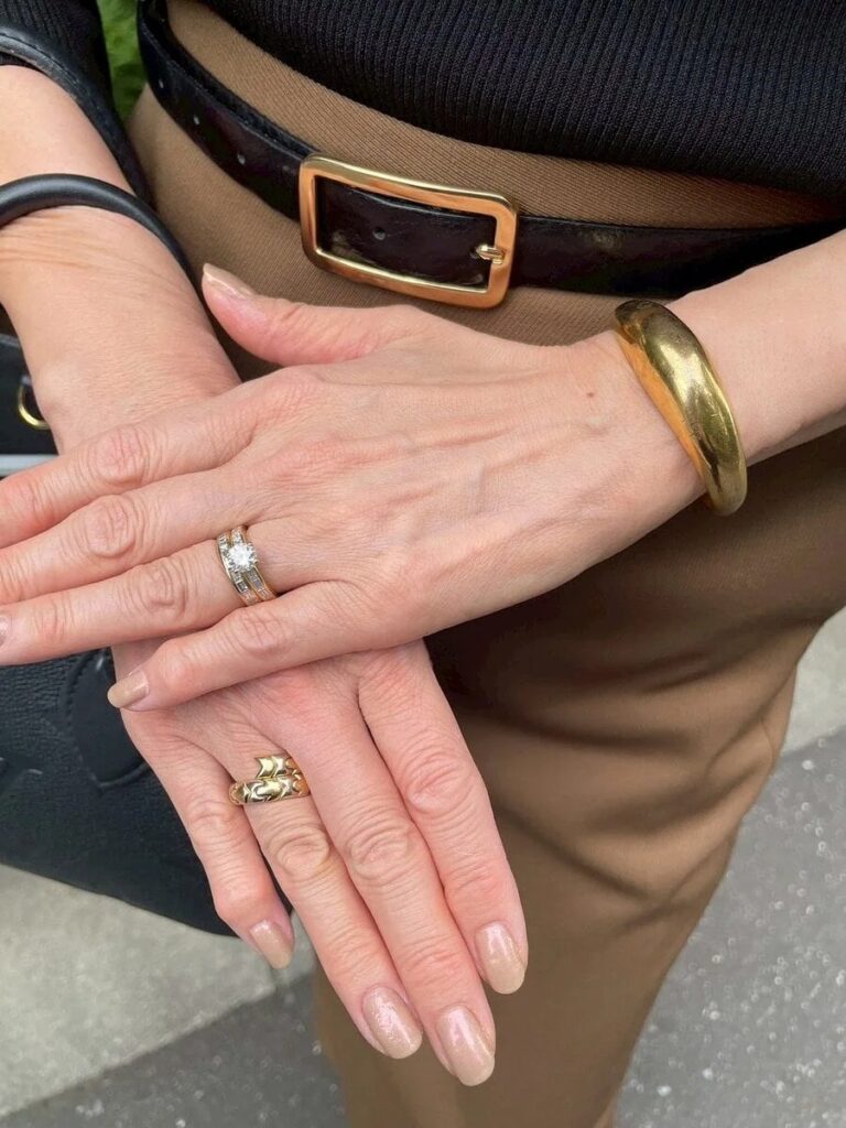 「左手の指輪は地金ゴールドにダイヤの結婚指輪と婚約指輪を重ね付けしてます。右手の『BVLGARI』のリングはゴールドとホワイトゴールドのコンビにしました。バングルとイヤリングもカラーを揃えています」