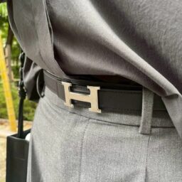 「『エルメス』のベルトで、ワントーンコーデにキチンと感をプラスしました」