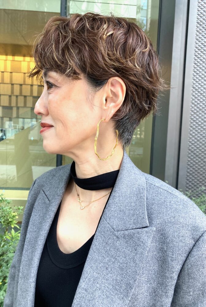 須賀さおりさん__大ぶりフープーピアス。エックレスはデイリーにつけているものをこの日もお供に。